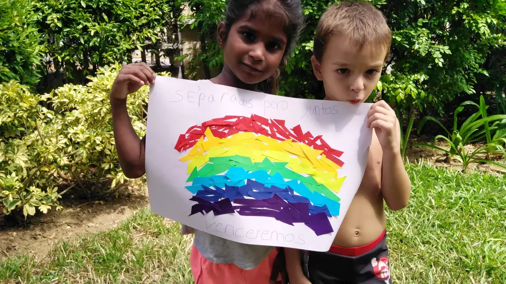 Durga y Hugo, los hijos del matrimonio, en la imagen que en enviaron a heraldo.es y a Heraldo Escolar para participar en la campaña solidaria 'El arcoíris de la Esperanza