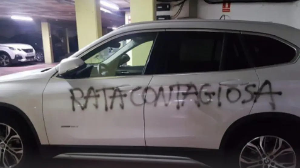 Una médica sufre pintadas en su coche por ir a trabajar: "Rata contagiosa"