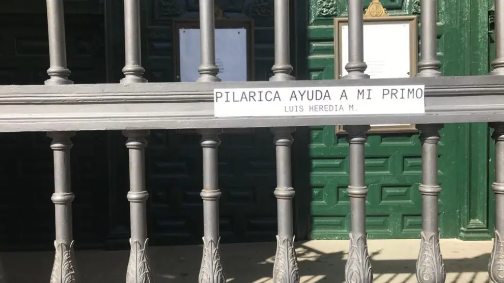 “Pilarica, ayuda a mi primo”, una petición especial y flores a las puertas del Pilar