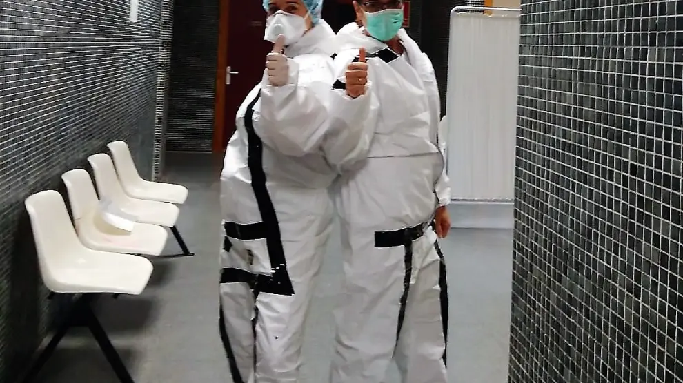 Dos médicos del centro de salud de Sabiñánigo con el EPI que antes fue disfraz