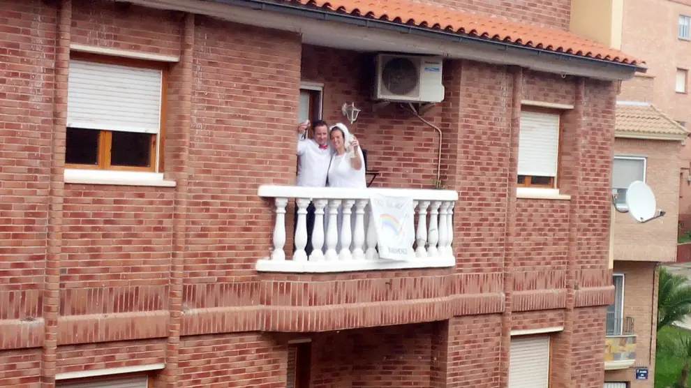David García y Mamen Romero, en el balcón de su casa, vestidos de novios.
