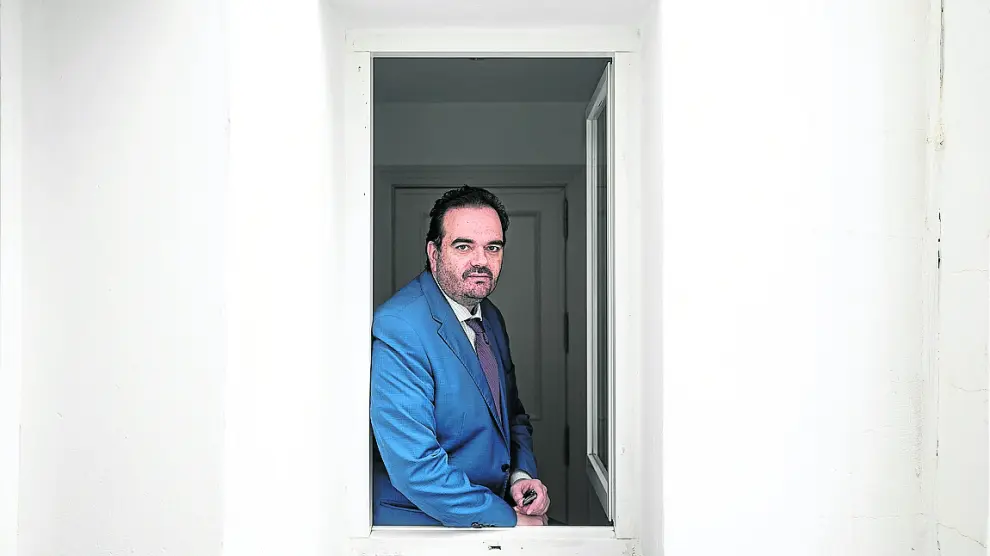 David Rey, director general de Zerca!, en su domicilio de la capital aragonesa.