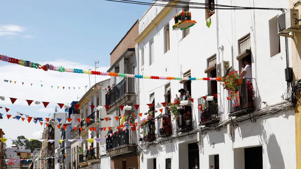 Vecinos del barrio de la Viñuela celebran una romería desde sus balcones al quedar la romería oficial suspendida en Córdoba, este domingo durante en el trigésimo sexto día del estado de alarma decretado por el Gobierno para frenar el avance del coronavirus.