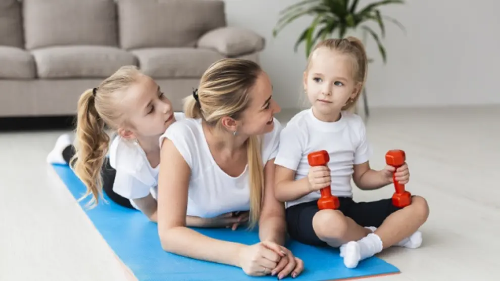 Hacer ejercicio en familia puede convertirse en un plan perfecto para pasar una tarde entretenida.
