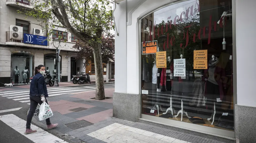 Una tienda del centro de Zaragoza con un cartel de "Se traspasa".