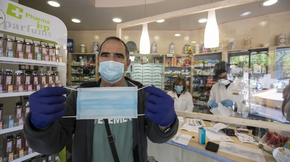 El zaragozano Antonio Valdearcos compra mascarillas quirúrgicas en la farmacia Labat, este viernes.