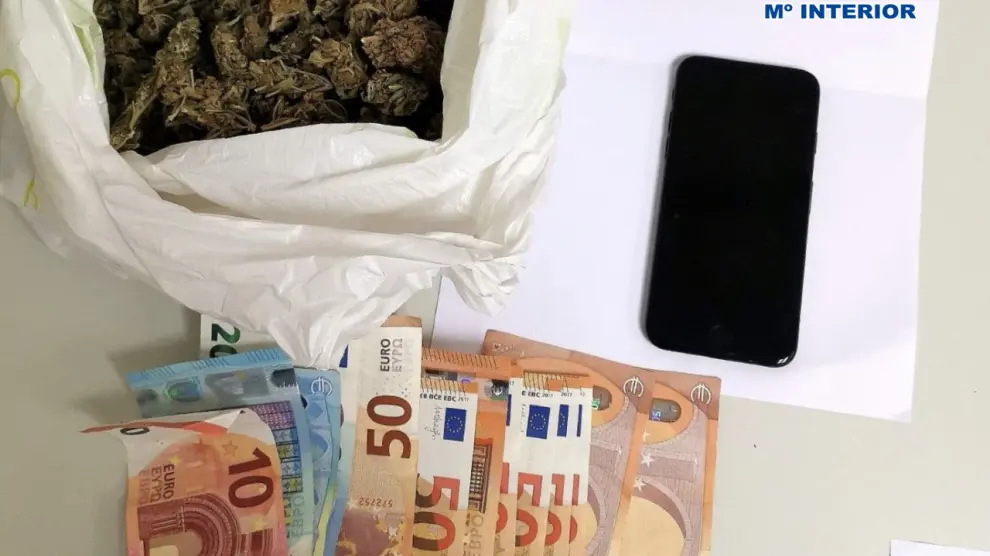 Imagen de la droga y el dinero encontrado en la mochila del joven detenido.