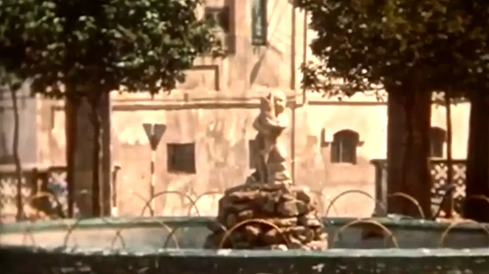 Imagen sacada de un vídeo de la fuente y la escultura de Paco Rallo
