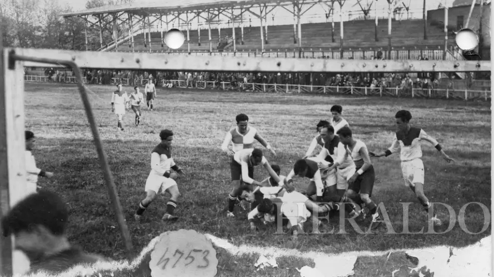 Imagen del partido de rugby jugado por dos equipos universitarios celebrado en 1933