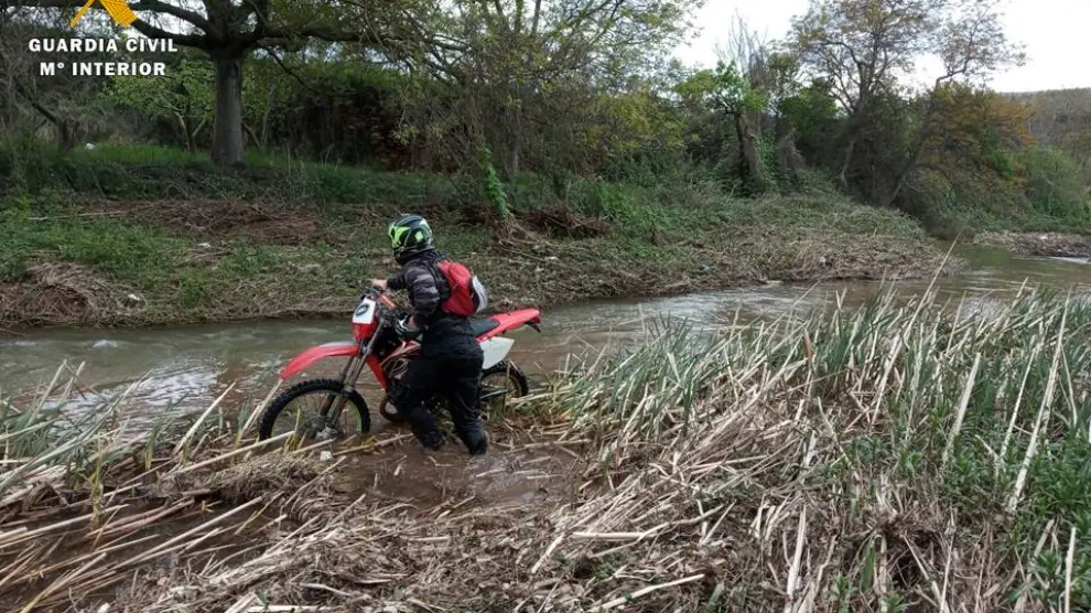 Detenido en un río de Gotor tras darse a la fuga en moto