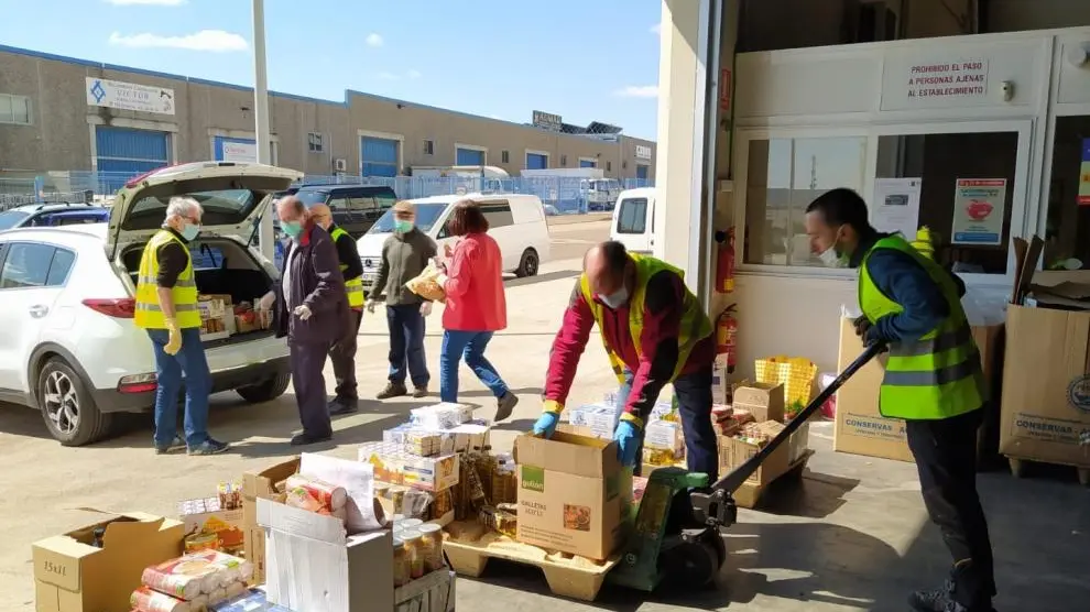Voluntarios cargado lotes del Banc de Alimentos de Huesca para sus distribución.