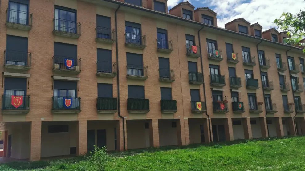 Banderas en los balcones de Jaca