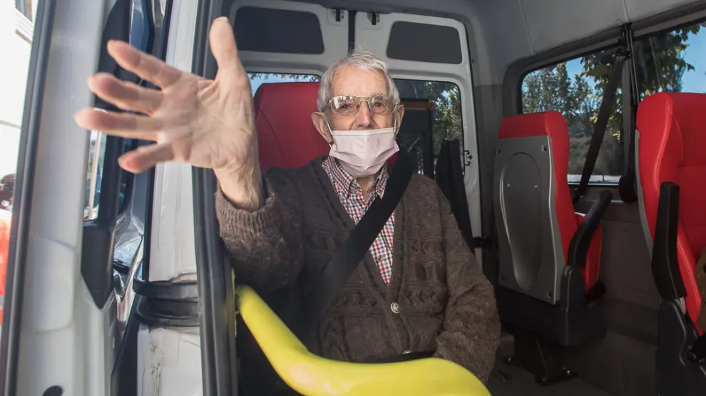 Pascual Gil saluda desde el vehículo de Cruz Roja.