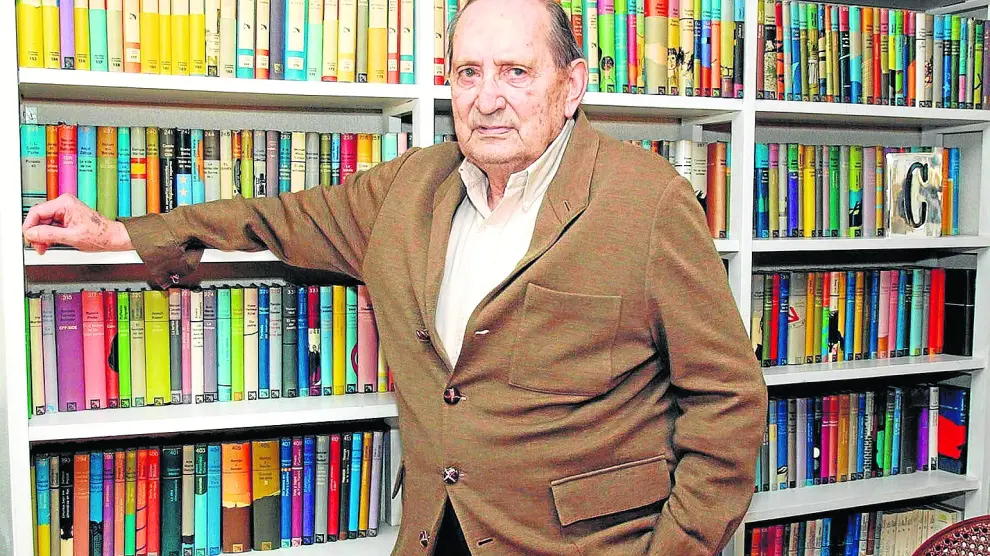 El escritor Miguel Delibes, que falleció en el año 2010, fotografiado en su domicilio vallisoletano en 2002.