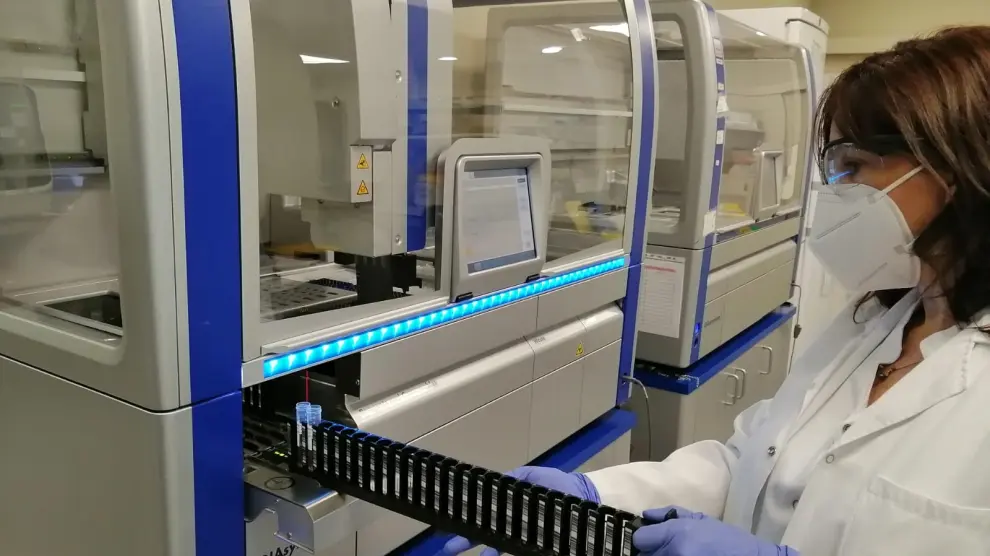 La codirectora del laboratorio de Pangaea Oncology, Clara Mayo, trabajando con uno de los robots de extracción de ácido ribonucleico para las pruebas PCR, siglas en inglés de Reacción en Cadena de la Polimerasa.