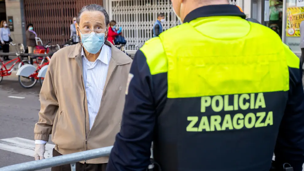 Reparto de mascarillas en Zaragoza en el primer día de deporte y paseos.