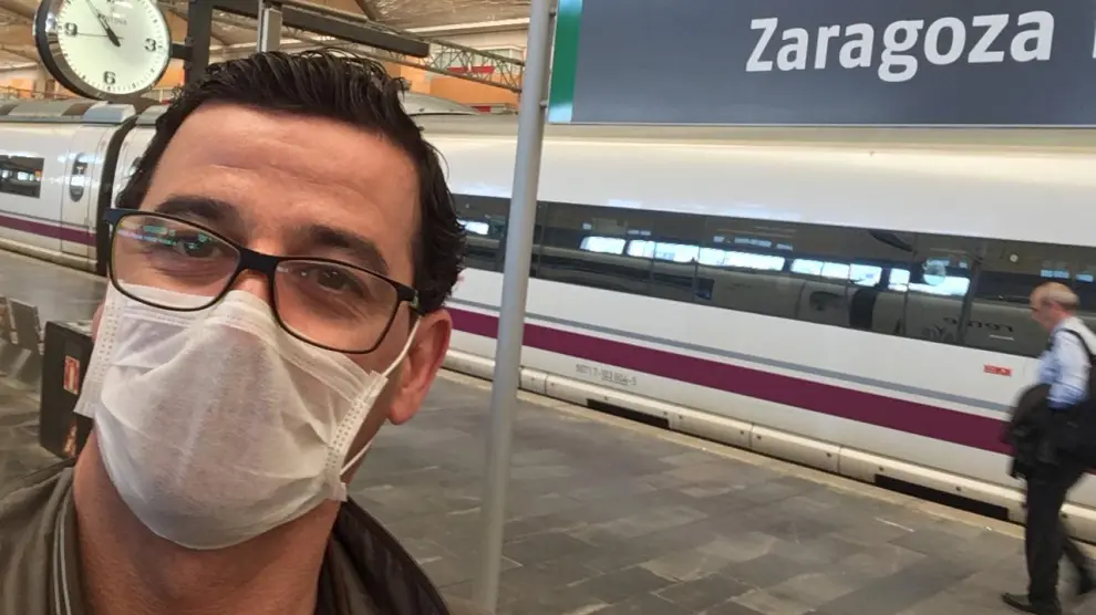 El zaragozano Ricardo Lezcano, a su llegada este domingo a la Estación Delicias de Zaragoza, tras volver de Colombia.