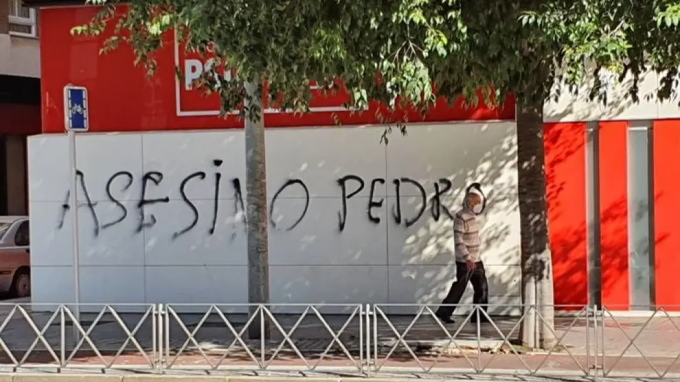 Pintada en la sede del PSOE en Córdoba contra Pedro Sánchez.