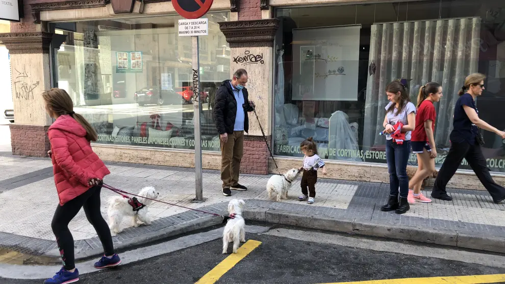 Varios ciudadanos pasean a sus perros y a sus hijos