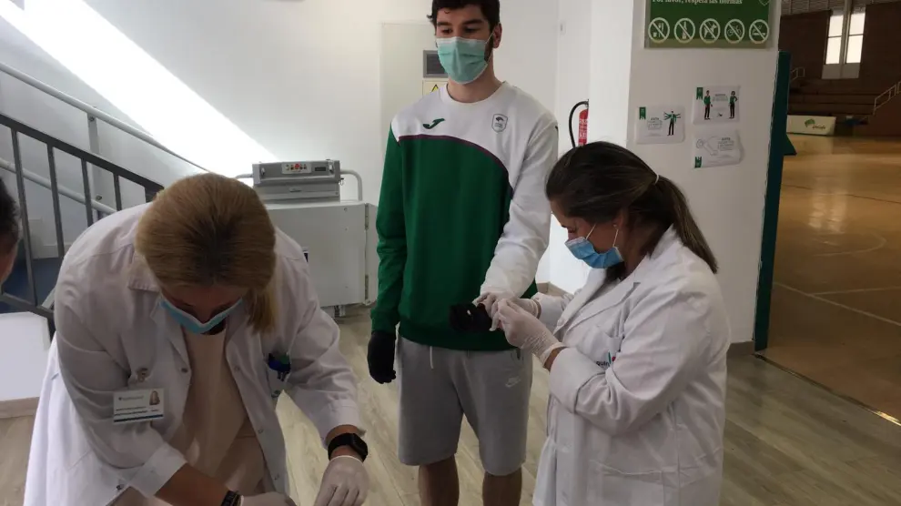 Darío Brizuela, jugador del Unicaja de Málaga, se somete al test del coronavirus.