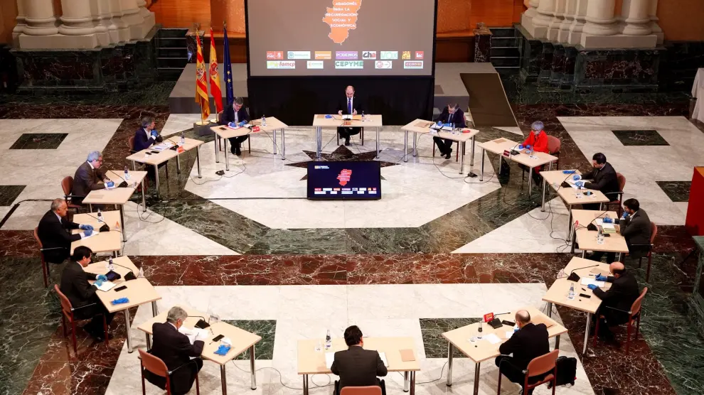 disposición discontinua en la Mesa para la Recuperación Social y Económica de Aragón, celebrada en el edificio Pignatelli el pasado 17 de abril.