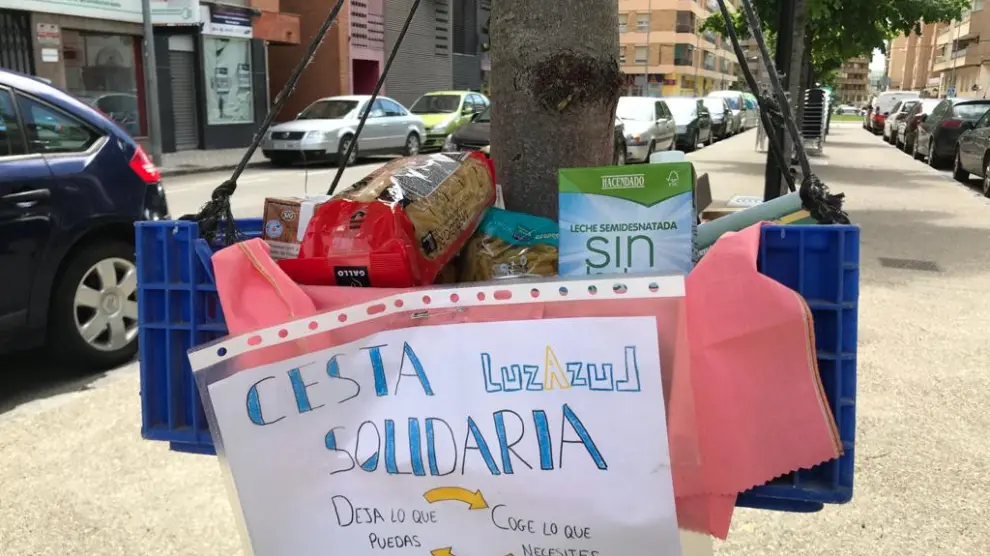 Cesta solidaria en la avenida Menéndez Pidal de Huesca