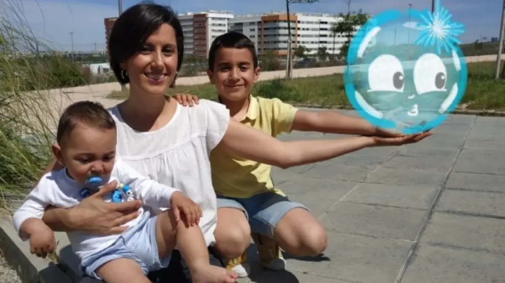 Ana Moreno, junto a sus hijos (Miguel y Daniel), con una imagen de la burbuja.