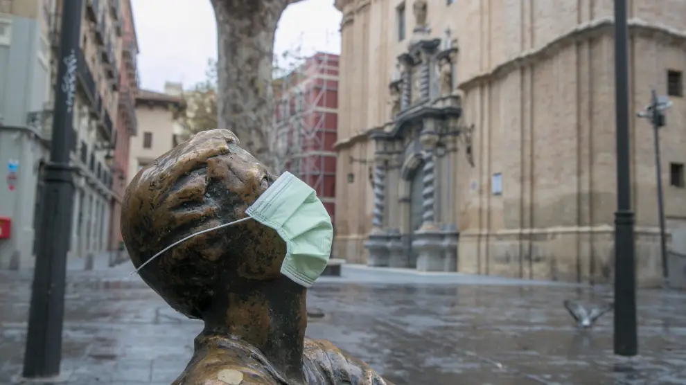 Alguien le puso una mascarilla a la estatua de la plaza de San Felipe de Zaragoza.