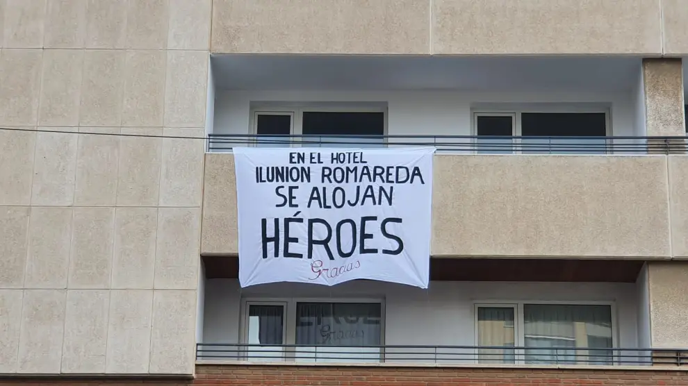 Pancarta que cuelga en la fachada del hotel Ilunion Romareda de apoyo al personal sanitario que se aloja en él.