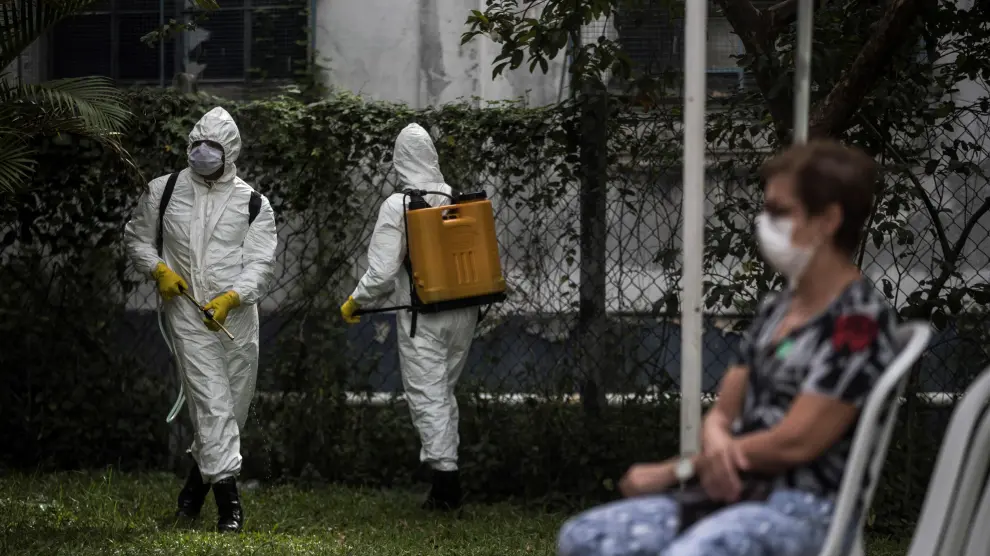 Ejército brasileño desinfecta centro médico en Río de Janeiro