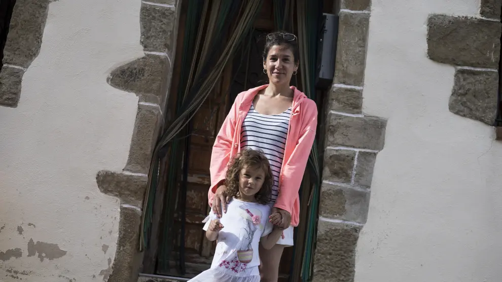 A Carolina Carbó y a su hija Micaela, de 4 años, el estado de alarma les pilló en su casa de Petilla de Aragón.