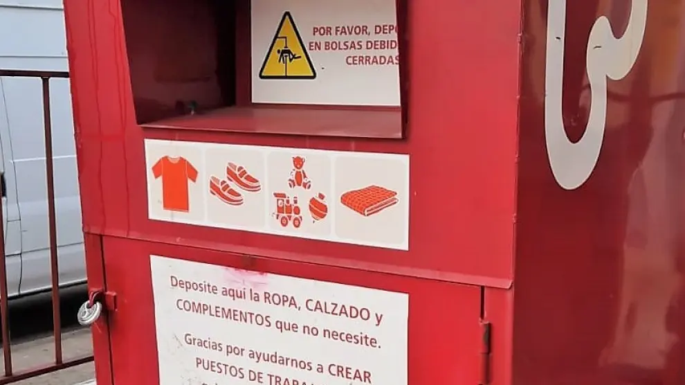 Uno de los contenedores de Carinsertas para depositar la ropa en Huesca.