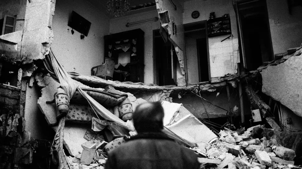 Un hombre observa su casa destruida en el barrio de Aleppo (Siria) en enero de 2013  Esta foto formó parte de una selección que ganó el Premio Chris Hondros
