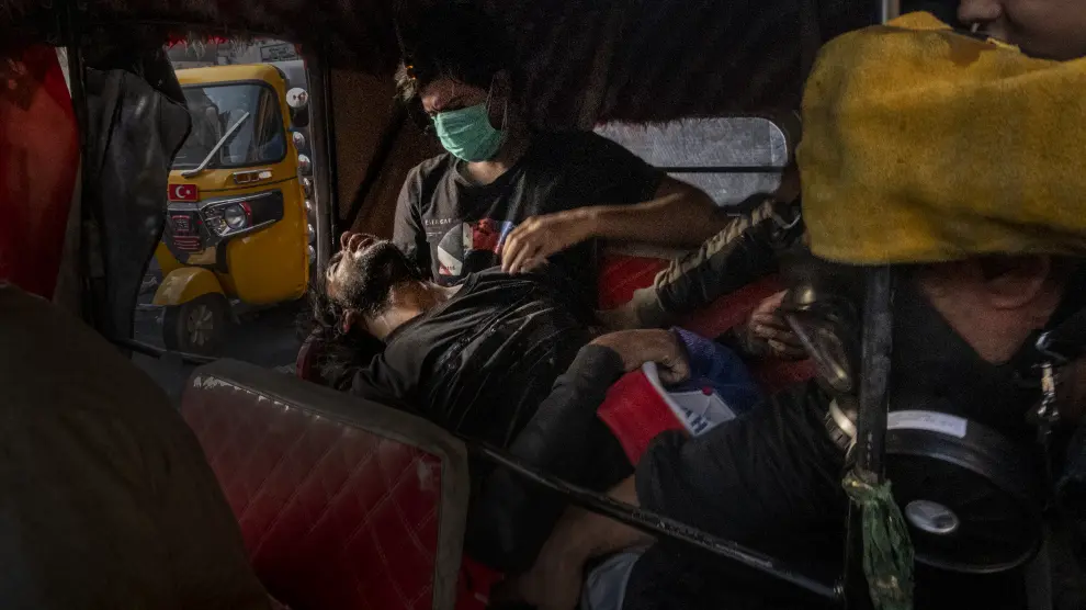 Un manifestante inconsciente durante los enfrentamientos en Bagdad (Irak) en noviembre 2019 Finalista del World Press Photo Foto