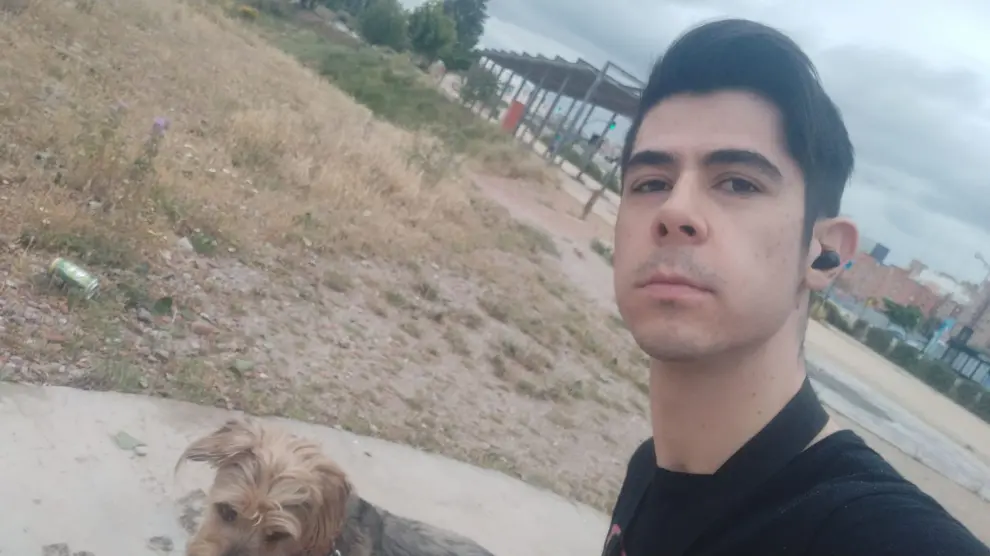 Álvaro Lasarte, de 18 años, este domingo con su perra, Tuca.