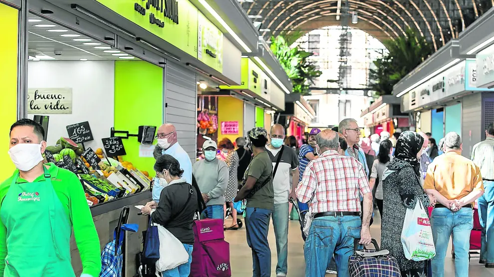 Numerosos clientes realizaban sus compras el pasado miércoles en el Mercado Central de Zaragoza.