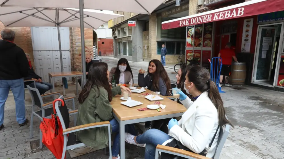 Comercios y bares abiertos en el primer día de la fase 1 de la desescalada en Huesca.