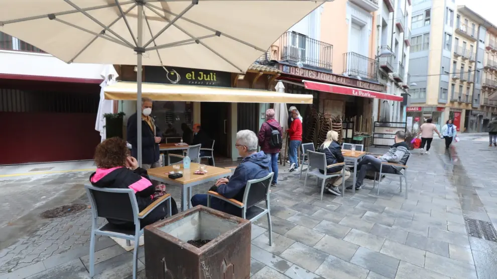 Comercios y bares abiertos en el primer día de la fase 1 de la desescalada en Huesca.