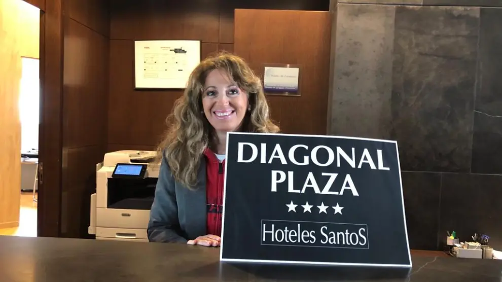 María José Cenzano, directora del Hotel Santos Diagonal Plaza de Zaragoza, en la recepción del establecimiento.