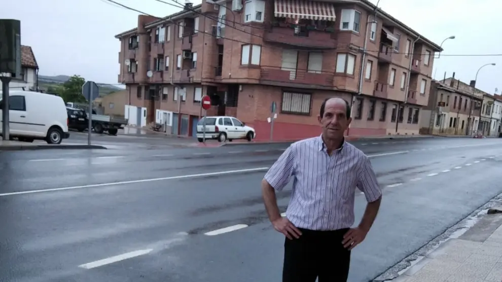 Fermin Ramos, alcalde de Valverde, en la carretera que cruza la localidad considerada un punto neurálgico del pueblo.
