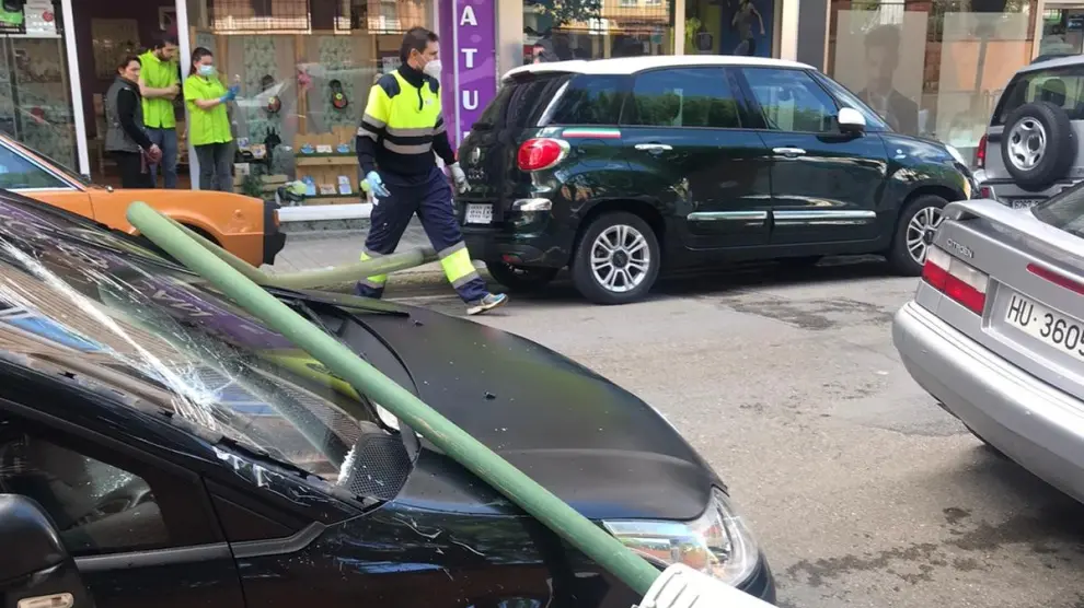La farola ha dañado dos coches aparcados en la calle Ricardo del Arco.
