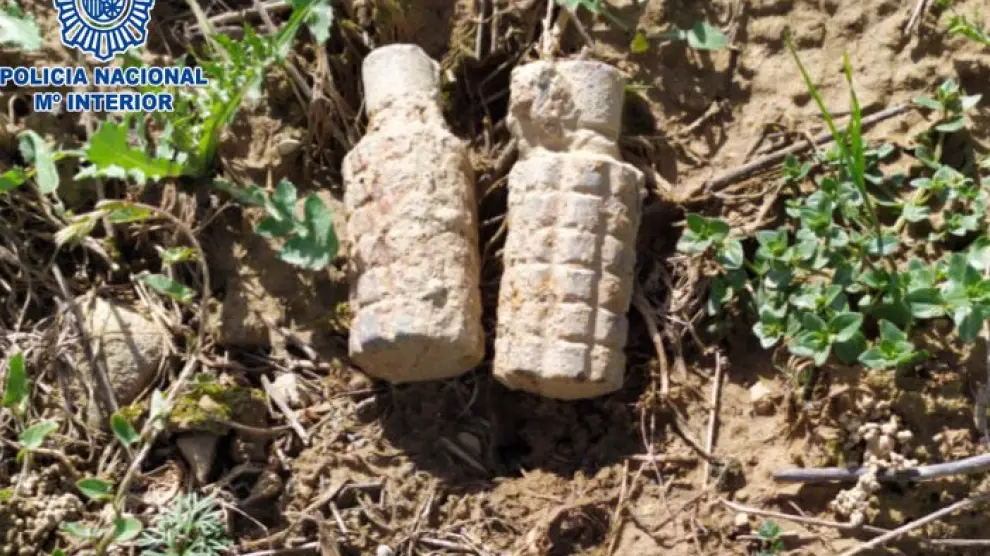 Las dos granadas encontradas en el camino de Fornillos.