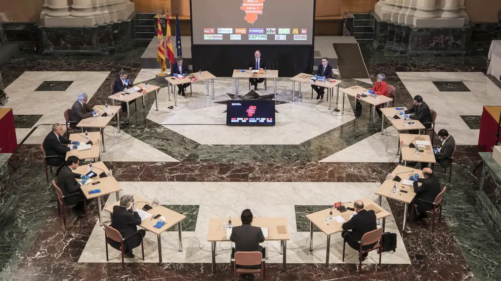 Reunión del presidente del Gobierno de Aragón, Javier Lambán, con los agentes sociales el pasado 17 de abril.