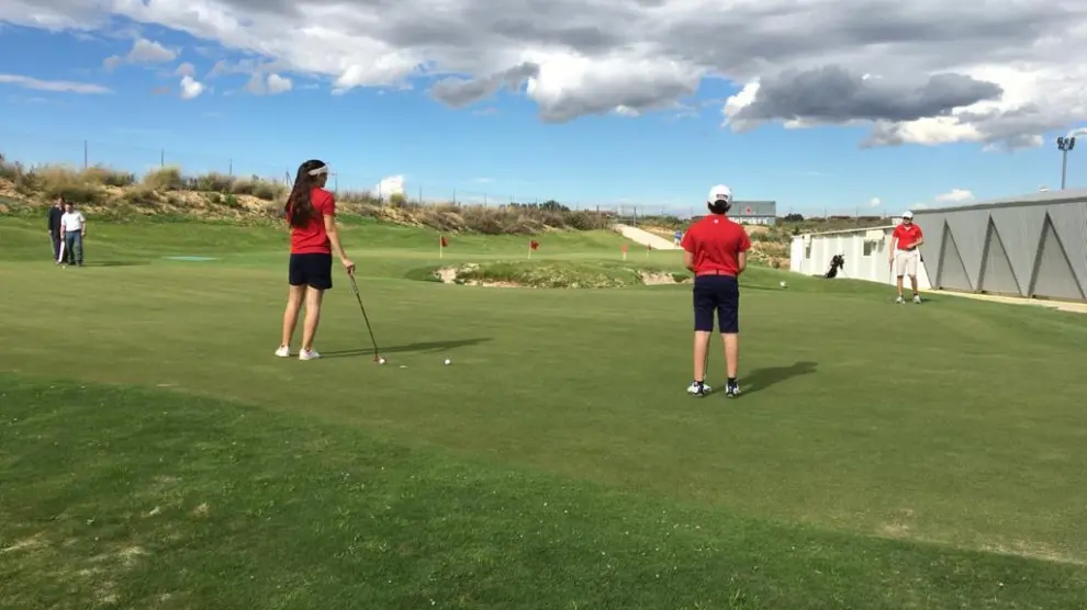 Varios jugadores en el campo de golf de Arcosur, abierto en la fase 1 de la desescalada.