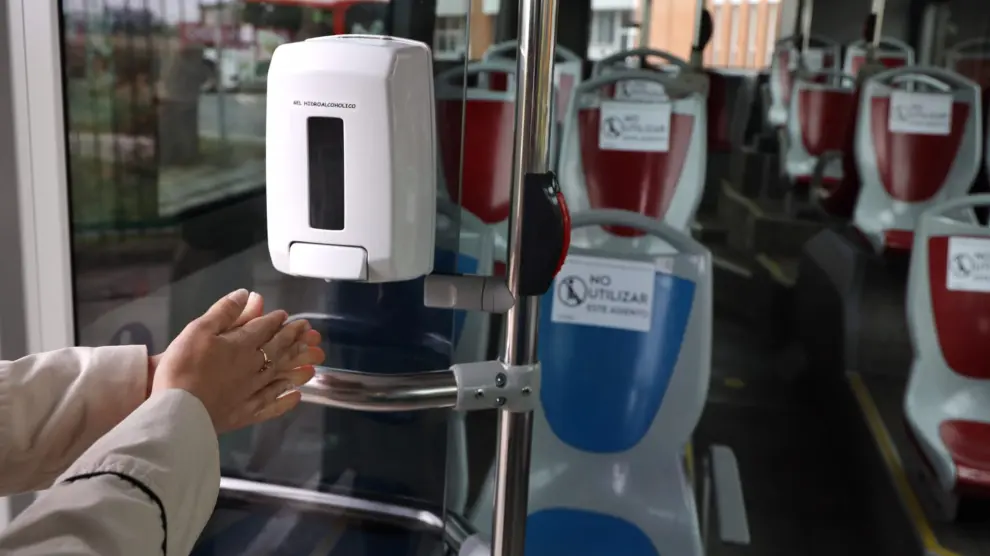Los dispensadores automáticos que se han instalado en los vehículos del transporte público de la ciudad.
