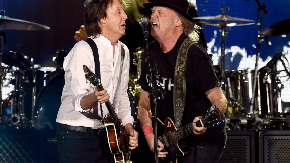 INDIO, CA - OCTOBER 08: Sir Paul McCartney (L) and Neil Young perform onstage during Desert Trip at the Empire Polo Field on October 8, 2016 in Indio, California.   Kevin Winter/Getty Images/AFP== FOR NEWSPAPERS, INTERNET, TELCOS & TELEVISION USE ONLY == US-DESERT-TRIP---WEEKEND-1---DAY-2 [[[HA ARCHIVO]]] US-DESERT-TRIP---WEEKEND-1---DAY-2