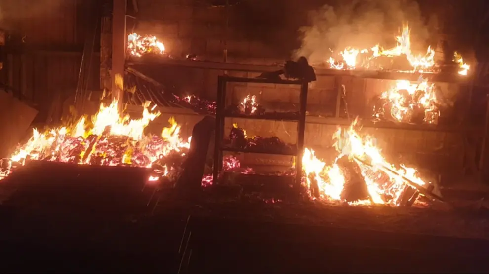 Incendio originado en una empresa de fundiciones de La Puebla de Alfindén