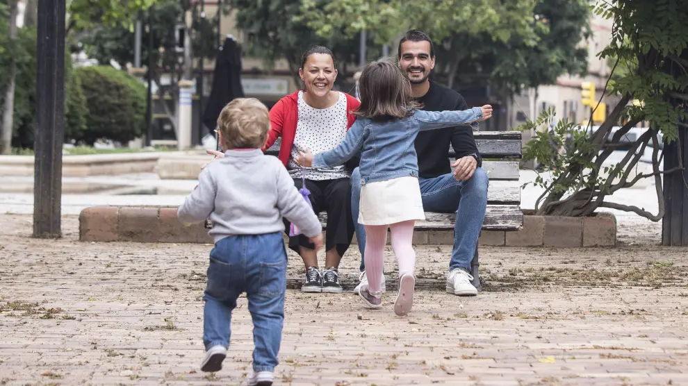 Tamara e Iván en un parque de Zaragoza con sus dos hijos.