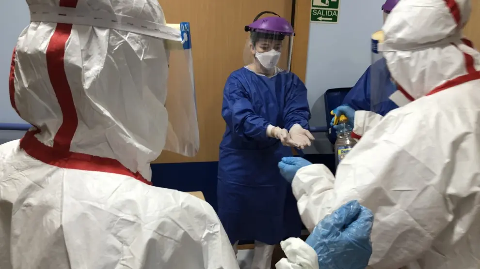 Una doctora se desinfecta después de atender a pacientes infectados de coronavirus