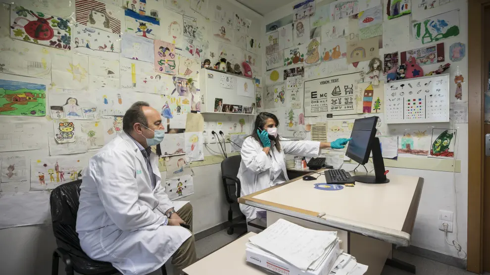 Pepe Porta y Teresa Cenarro consultan el listado de pacientes en la consulta de Pediatría.